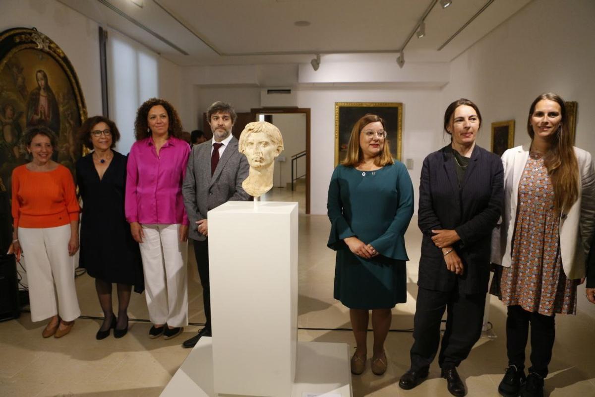 Representantes de las distintas administraciones implicadas en la cesión del busto.