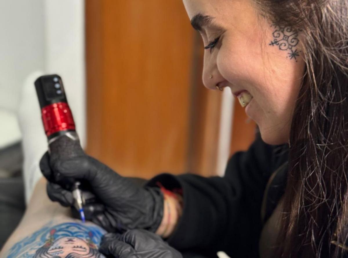 Andrea Vázquez haciendo
un tatuaje a color. | FdV