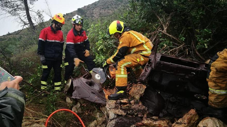 Desguazan y retiran un coche que llevaba 20 años abandonado en el Montgó