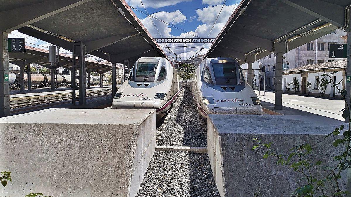 Dos de los trenes “pato” de la serie ‘S-112’ que realizan las pruebas del trazado.