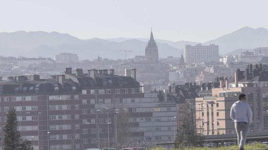 Una vista de Oviedo cubierto por una nube de contaminación.