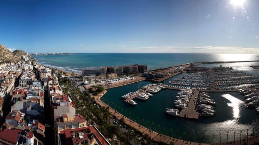 Perspectiva de la ciudad de Alicante, que se abre al Mediterráneo.