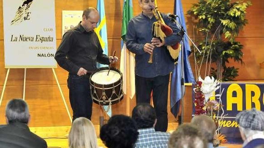 El gaitero Jesús Noriega y el tamboritero José Marino Castaño, ayer, durante la primera gala eliminatoria del certamen de tonada &quot;Ciudá de Llangréu&quot;.