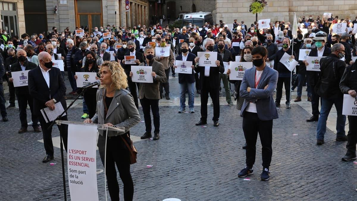 Anna Pruna y Gerard Esteva en la protesta de las federaciones deportivas de Catalunya en la plaza Sant Jaume.