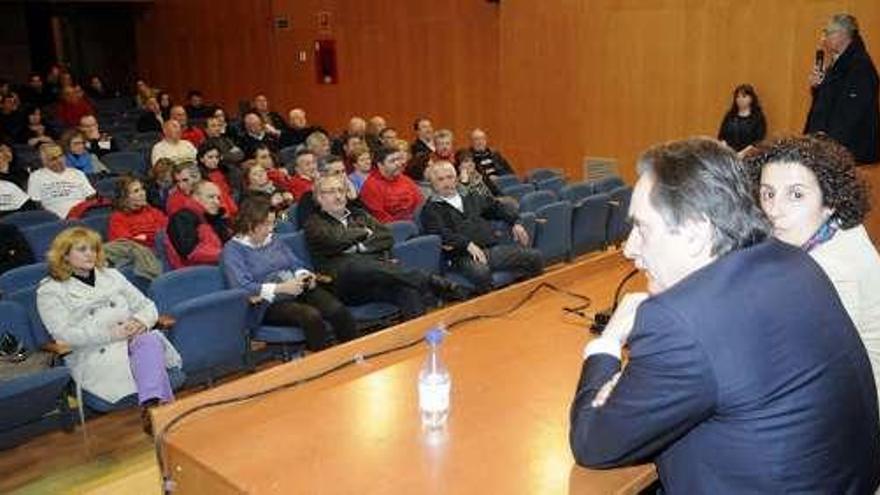 Encuentro de los afectados con Valeriano Gómez. // Noé Parga