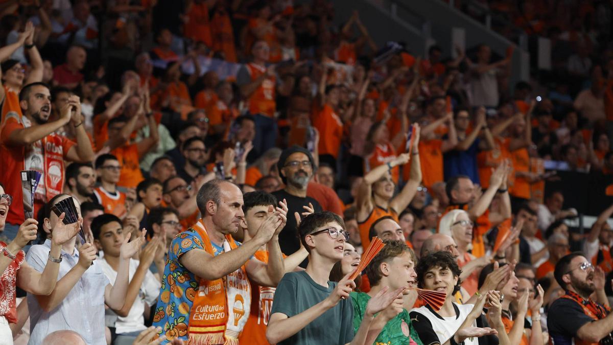 Aficionados del Valencia Basket durante el partido de playoff contra Surne Bilbao Basket