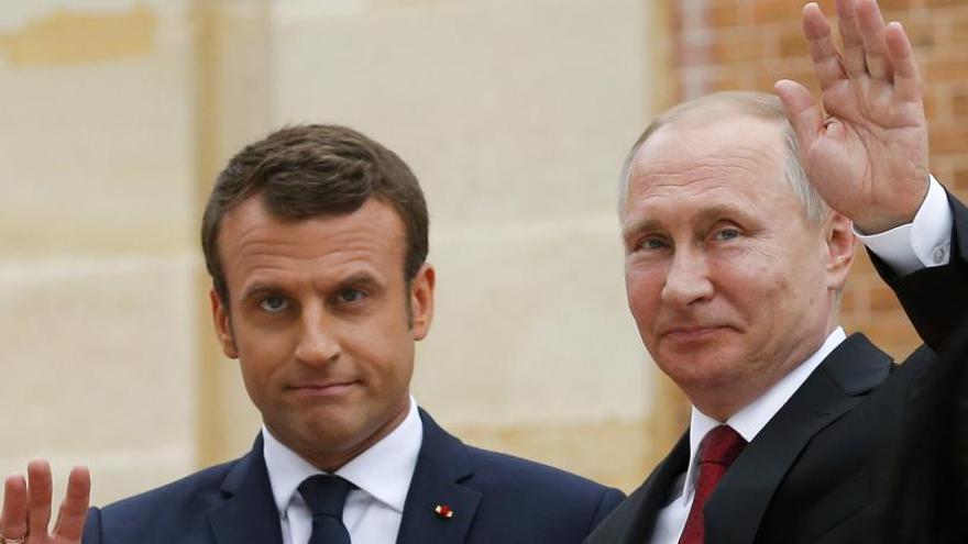 Emmanuel Macron (izq.) y Vladimir Putin