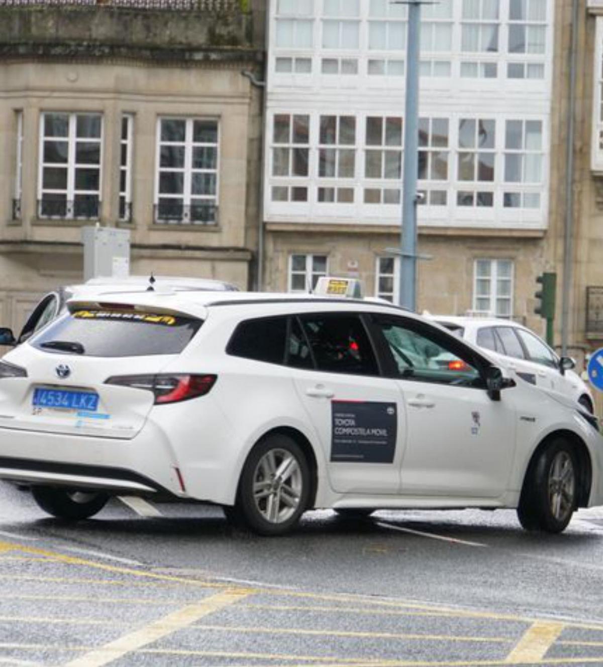 Un taxi nas rúas de Santiago