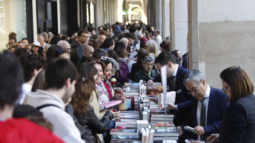 En imágenes | Multitudinario Día del Libro en el centro de Zaragoza