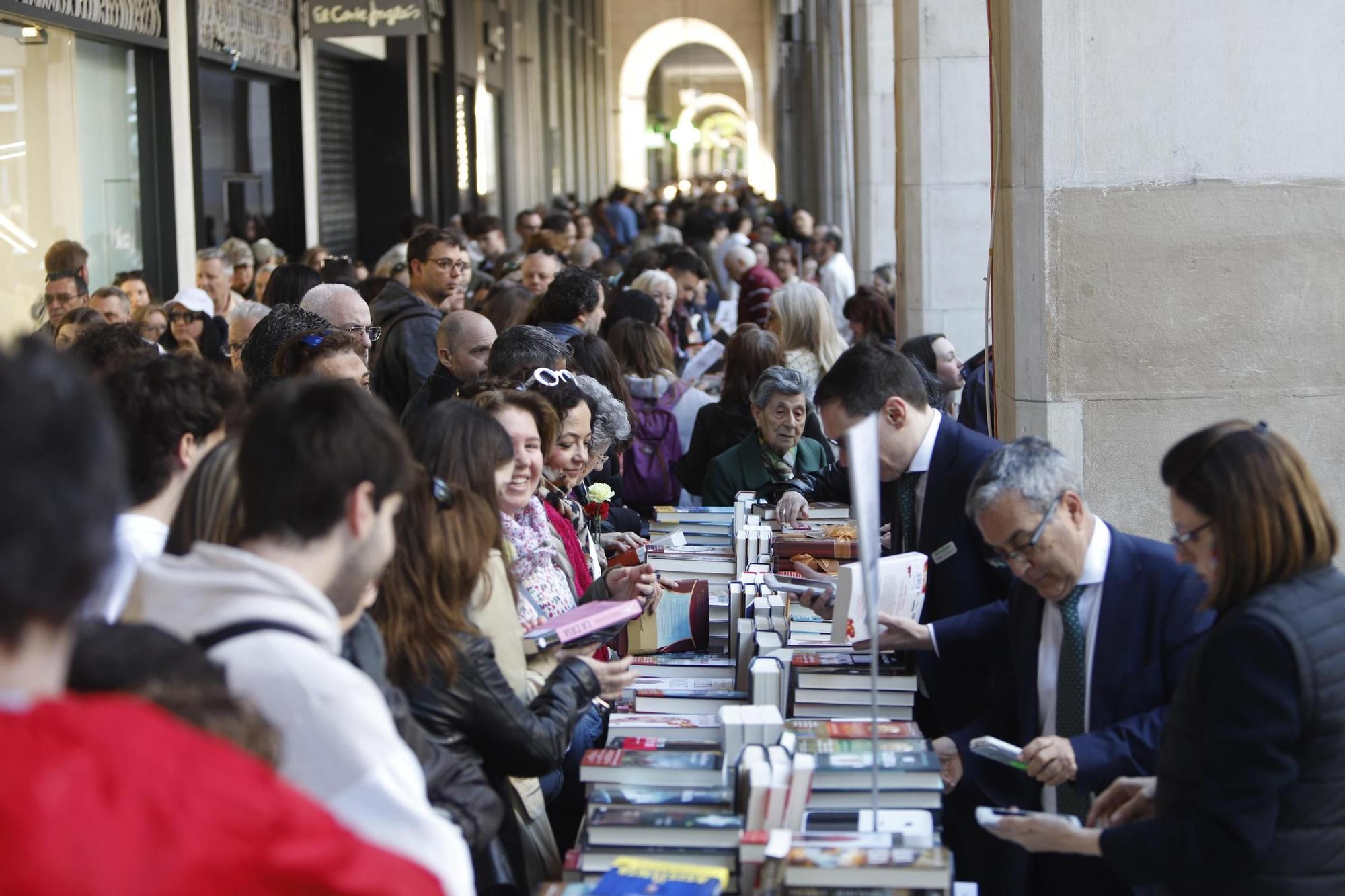En imágenes | Multitudinario Día del Libro en el centro de Zaragoza