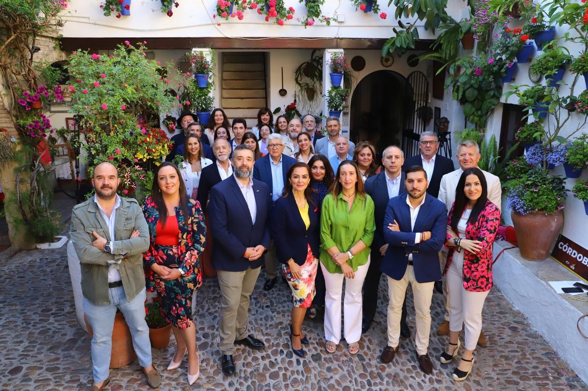 Yolanda Almagro, número 1 de la candidatura de Vox Córdoba, en la presentación de la candidatura con todos sus miembros.