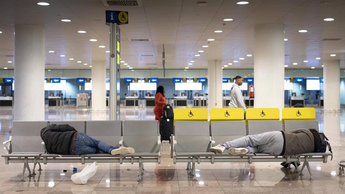 Personas sin hogar, duermen en el aeropuerto de El Prat