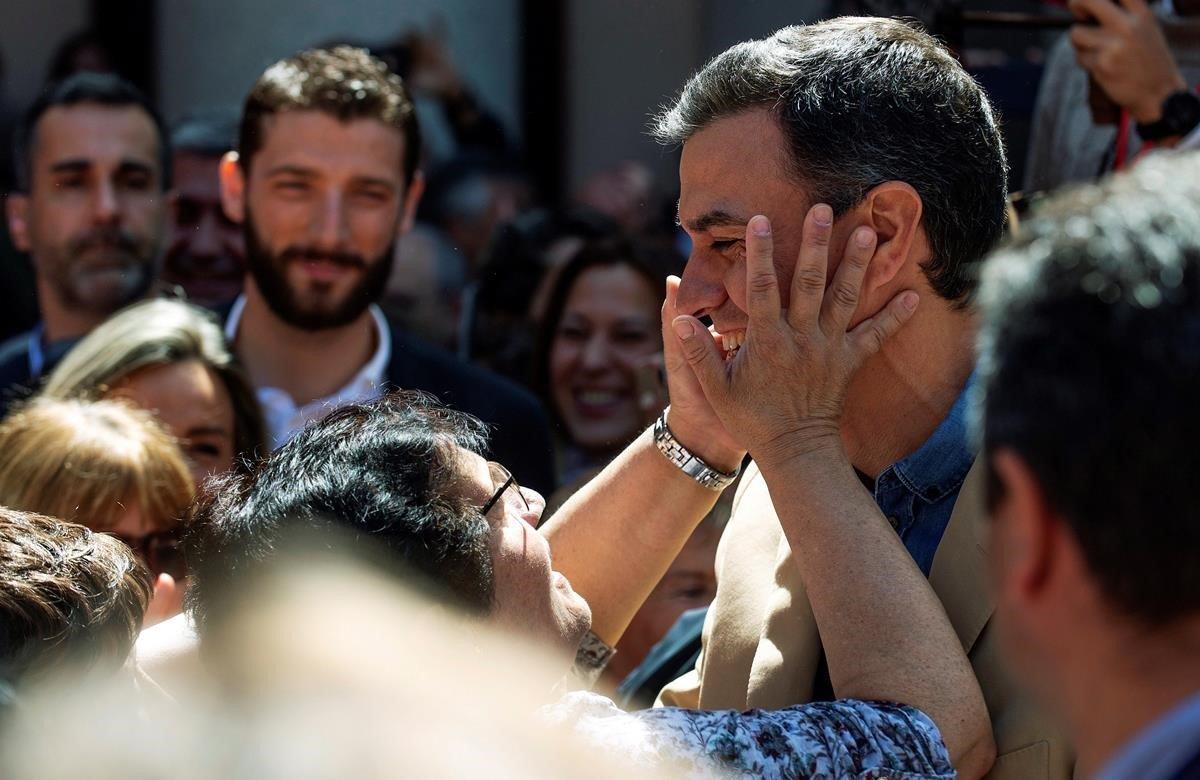 Pedro Sánchez recibe muestras de cariño por parte de una militante en Toledo.