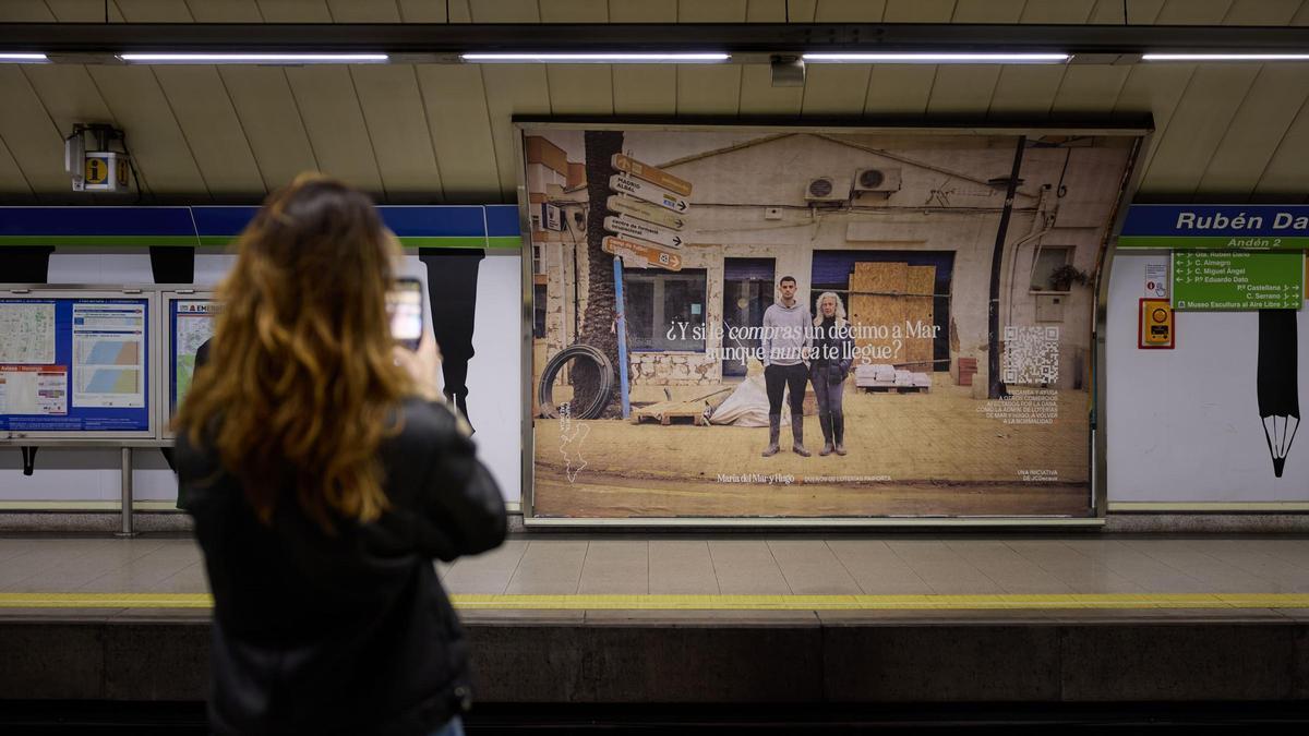 Carteles en el metro de Madrid con la campaña solidaria.