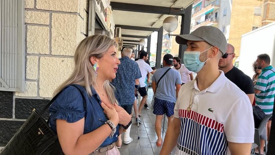 Maricarmen Sánchez y C. Tangana durante el rodaje del documental que el artista grabó en el barrio Virgen del Remedio de Alicante.