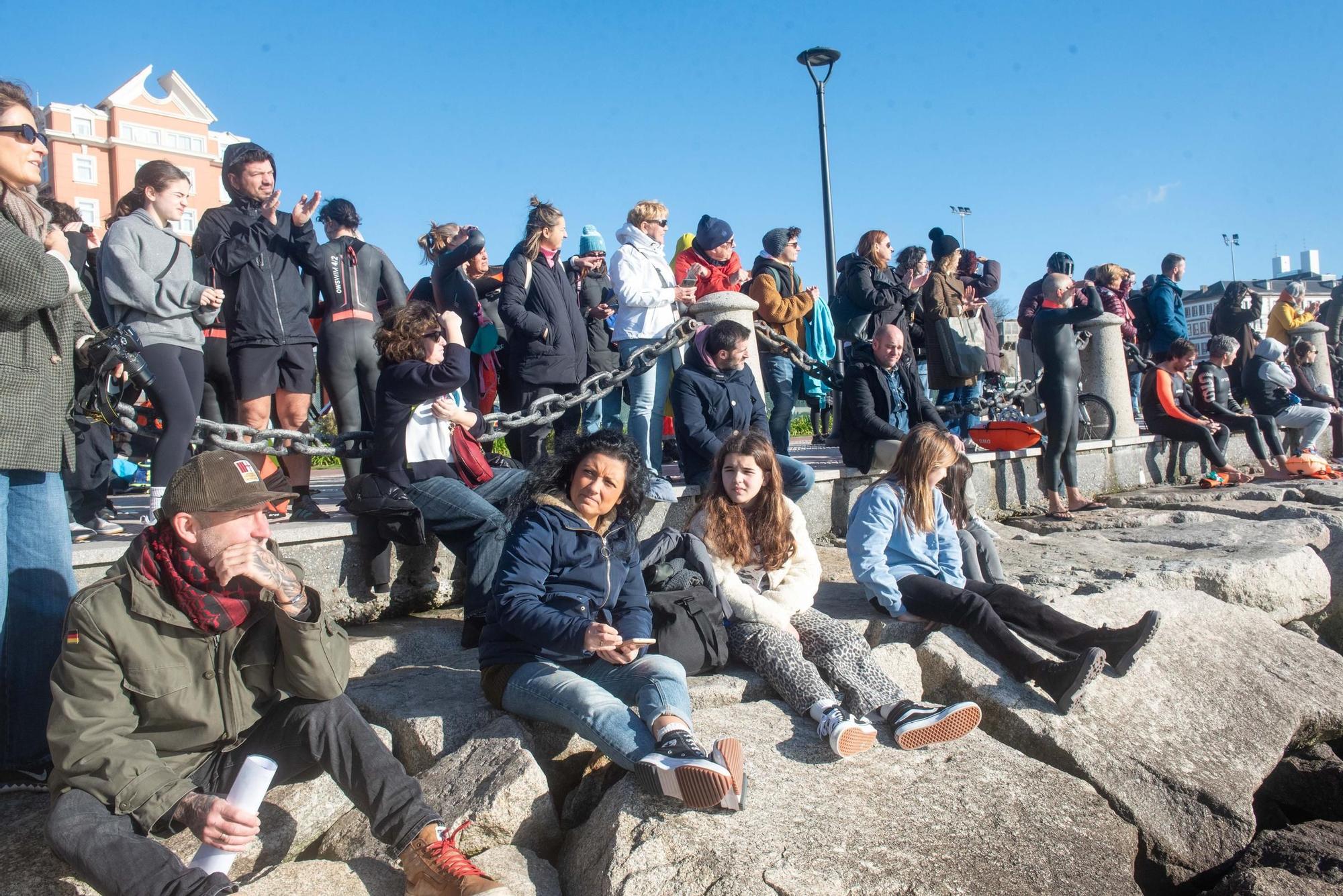 A Coruña desafía al frío y al mar para visibilizar la ELA