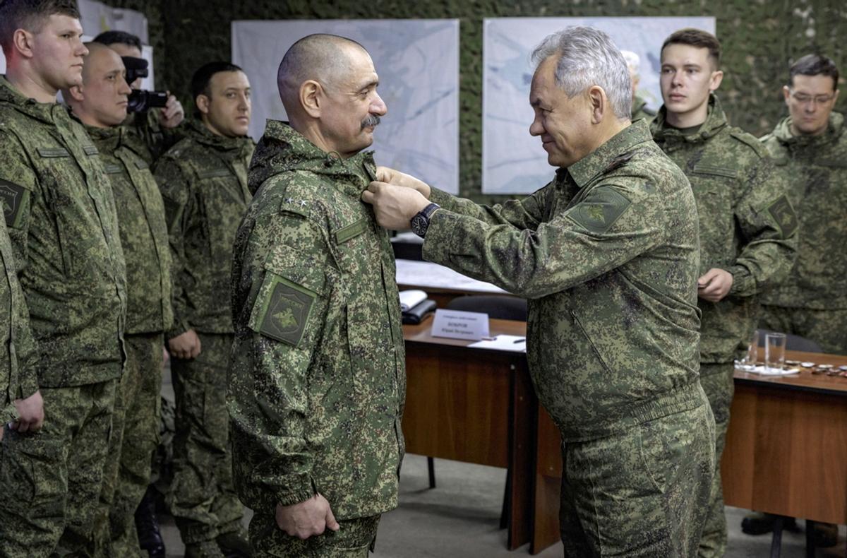 El Ministro de Defensa ruso, Sergei Shoigu, durante su inspección de las tropas rusas, en un lugar no revelado en Ucrania.