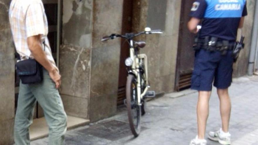 Bicicleta interceptada por los agentes de la Policía Local, ayer.