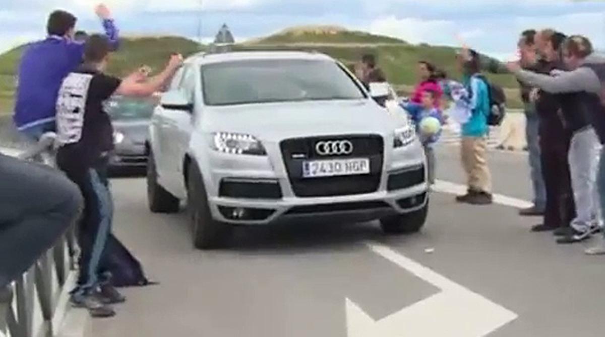 El tècnic del Madrid i el seu ajudant abandonen Valdebebas en els seus respectius vehicles entre crits i botifarres.