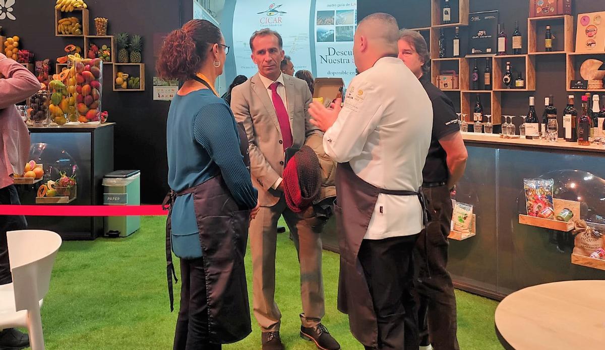 El viceconsejero de Sector Primario, Álvaro de la Bárcena,  en la inauguración del stand de Canarias en Fitur