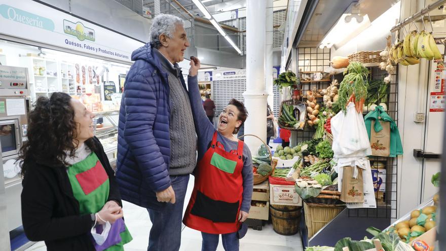 Romay anota la compra en el Mercado del Sur: así fue la visita del exjugador de baloncesto a Gijón