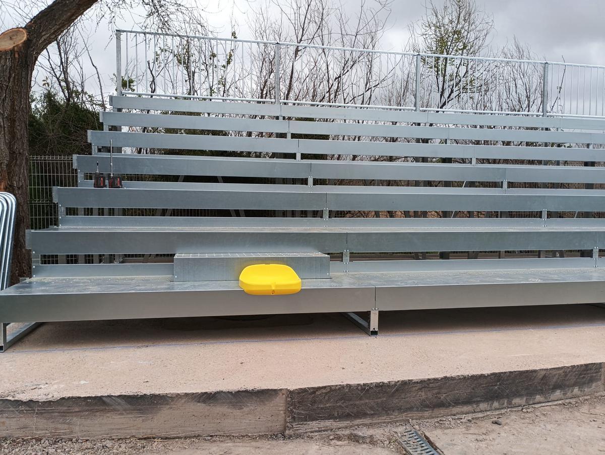 Las gradas metálicas portátiles se acabaron de instalar este pasado miércoles.