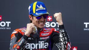 Maverick Viñales aprieta los puños y celebra, en el podio de Austin, su gran remontada.