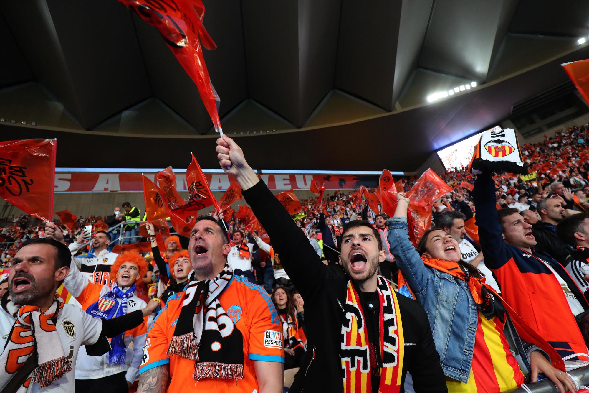 La afición valencianista llena de color el estadio de La cartuja