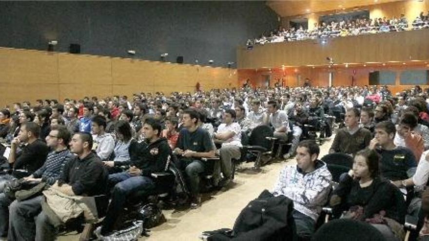 Público asistente a la conferencia de Toni Cuquerella, titulada &quot;Los secretos de la Fórmula 1&quot;, que ayer albergó la Politécnica.