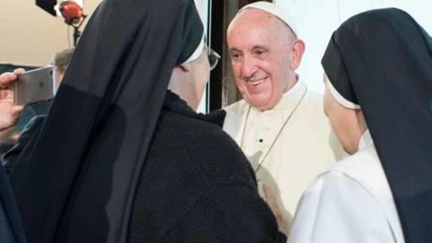 Un somrient papa Francesc parlant amb sor Lucía i sor Pilar, a Roma