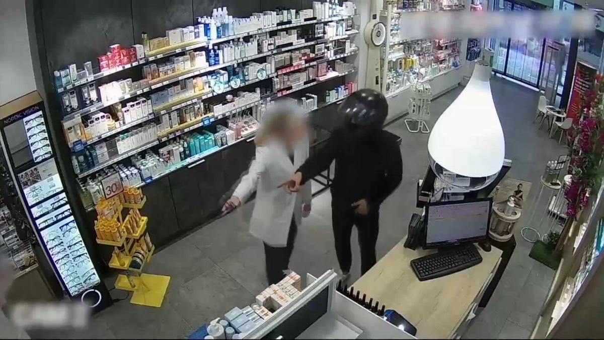 Imagen de un ladrón robando un comercio en Barcelona.