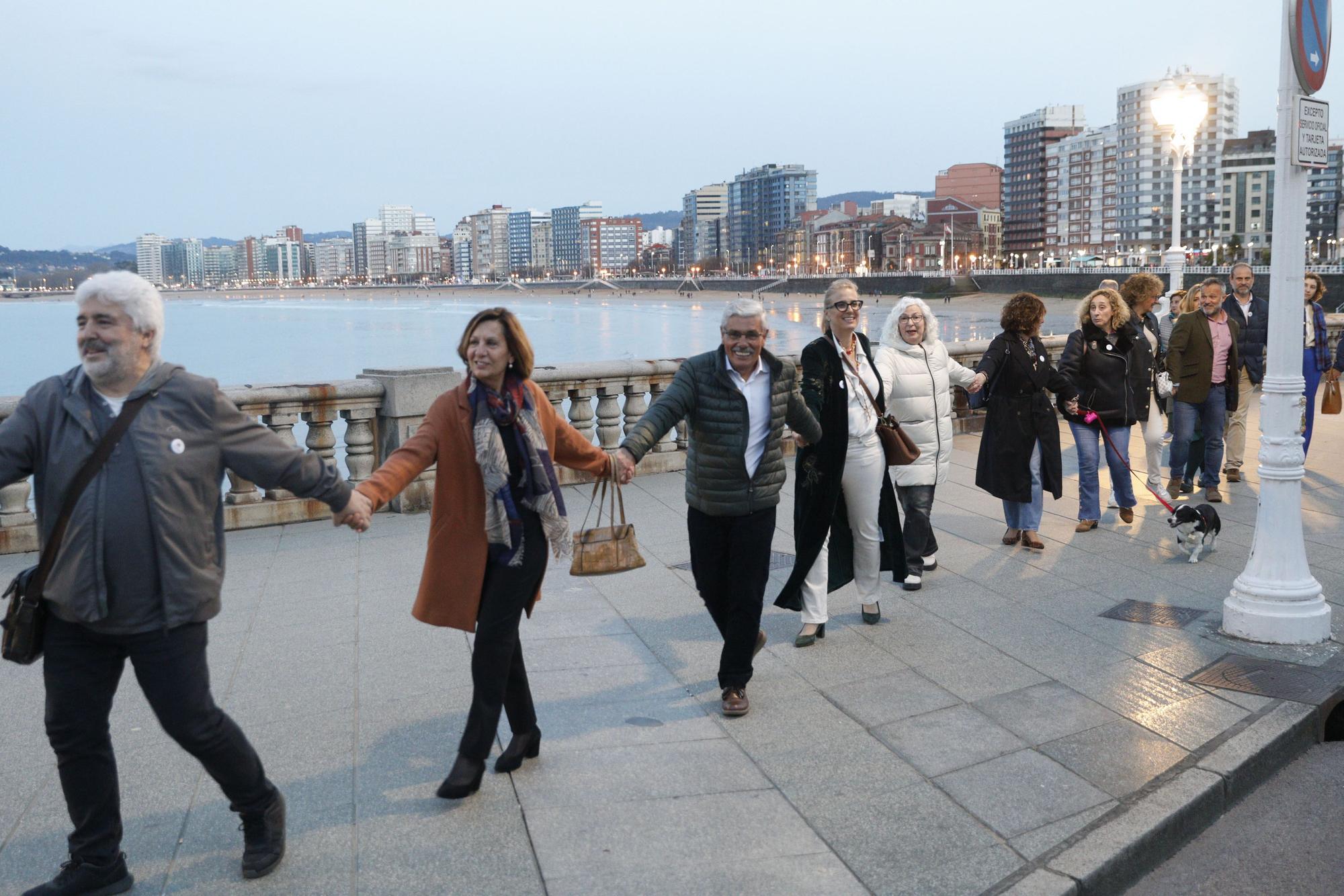 En imágenes: Así fue la cadena humana contra el racismo y la xenofobia que se organizó en Gijón