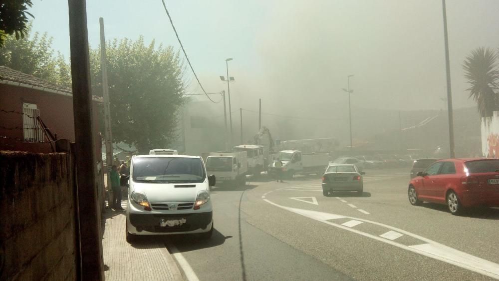 El incendio en el parque móvil de Vigo se salda con 5 intoxicados