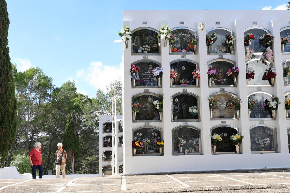 Todas las fotos del día de Tots Sants en los cementerios de Ibiza