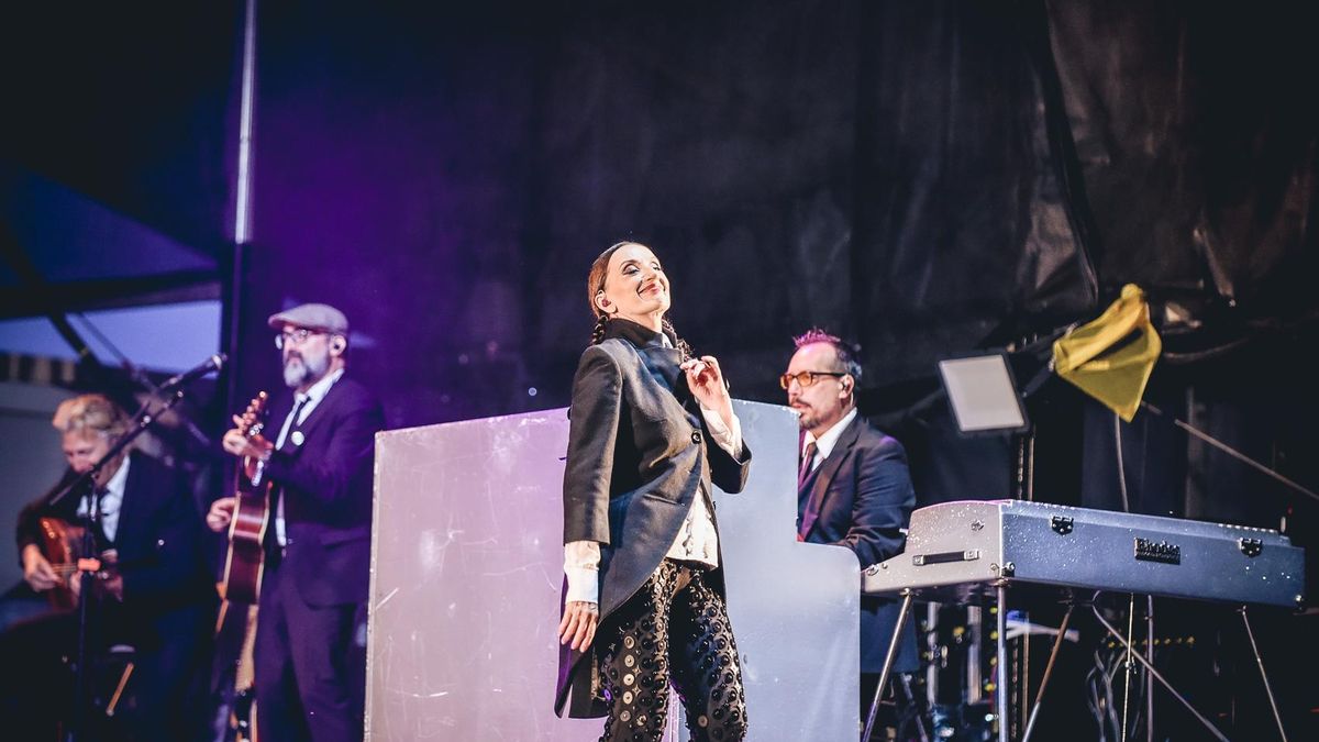 Luz Casal durante el concierto que ofreció el domingo en Pirineos Sur.