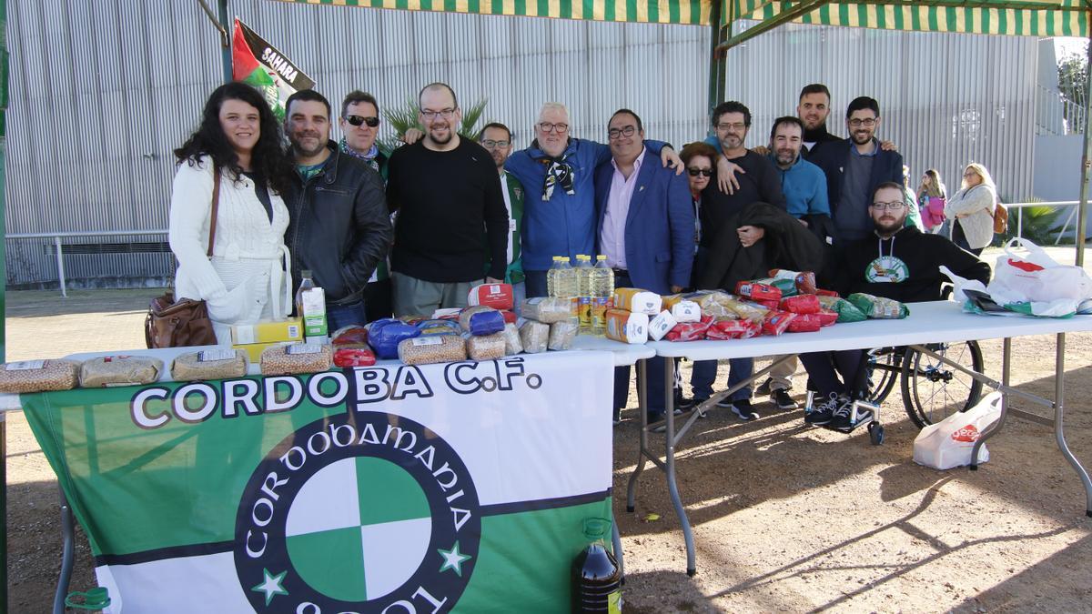 Miembros de la peña Cordobamanía, durante la recogida de alimentos efectuada en febrero del 2020 en El Arcángel.