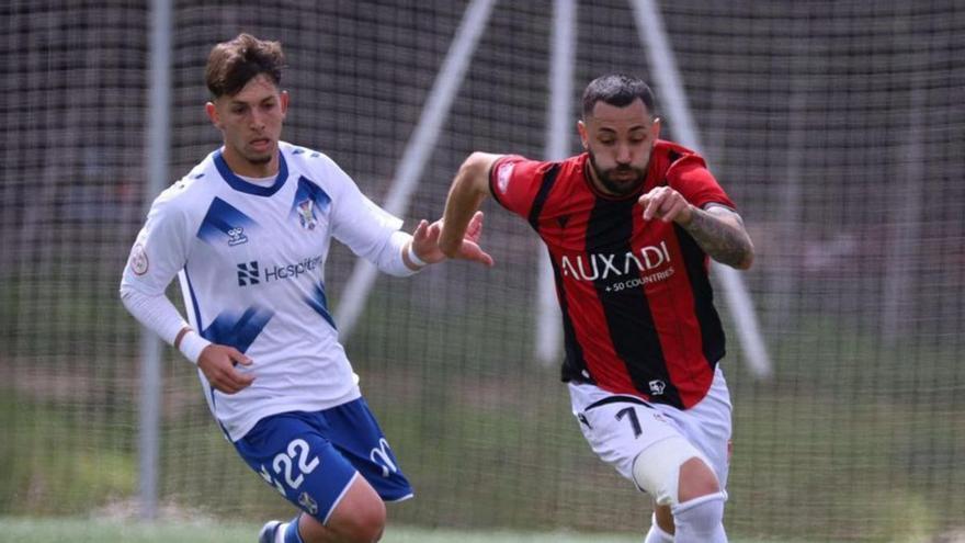 Antonio Arcos persigue a un jugador del Unión Adarve.