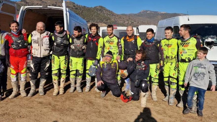 Foto de grupo de los pilotos de Eivissa en el Enduro ‘Bassella Race’. | MFIE