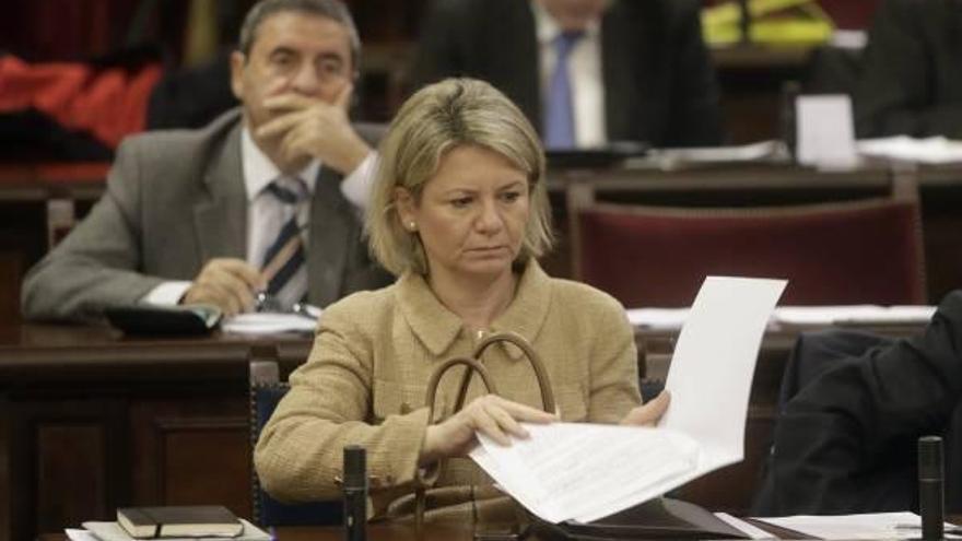 La consellera de Educación, Núria Riera, el martes en el pleno del Parlamento.