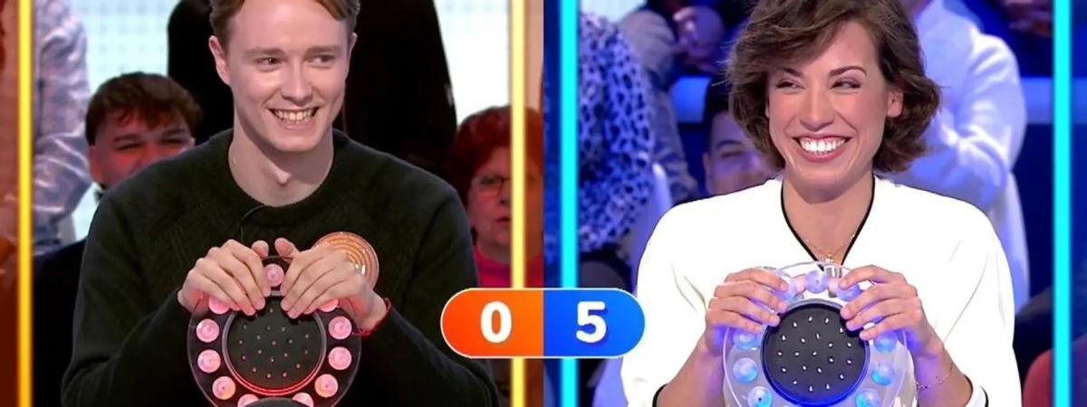 Manu y Rosa, ambos concursantes de Pasapalabra, durante la prueba de la Pista Musical.