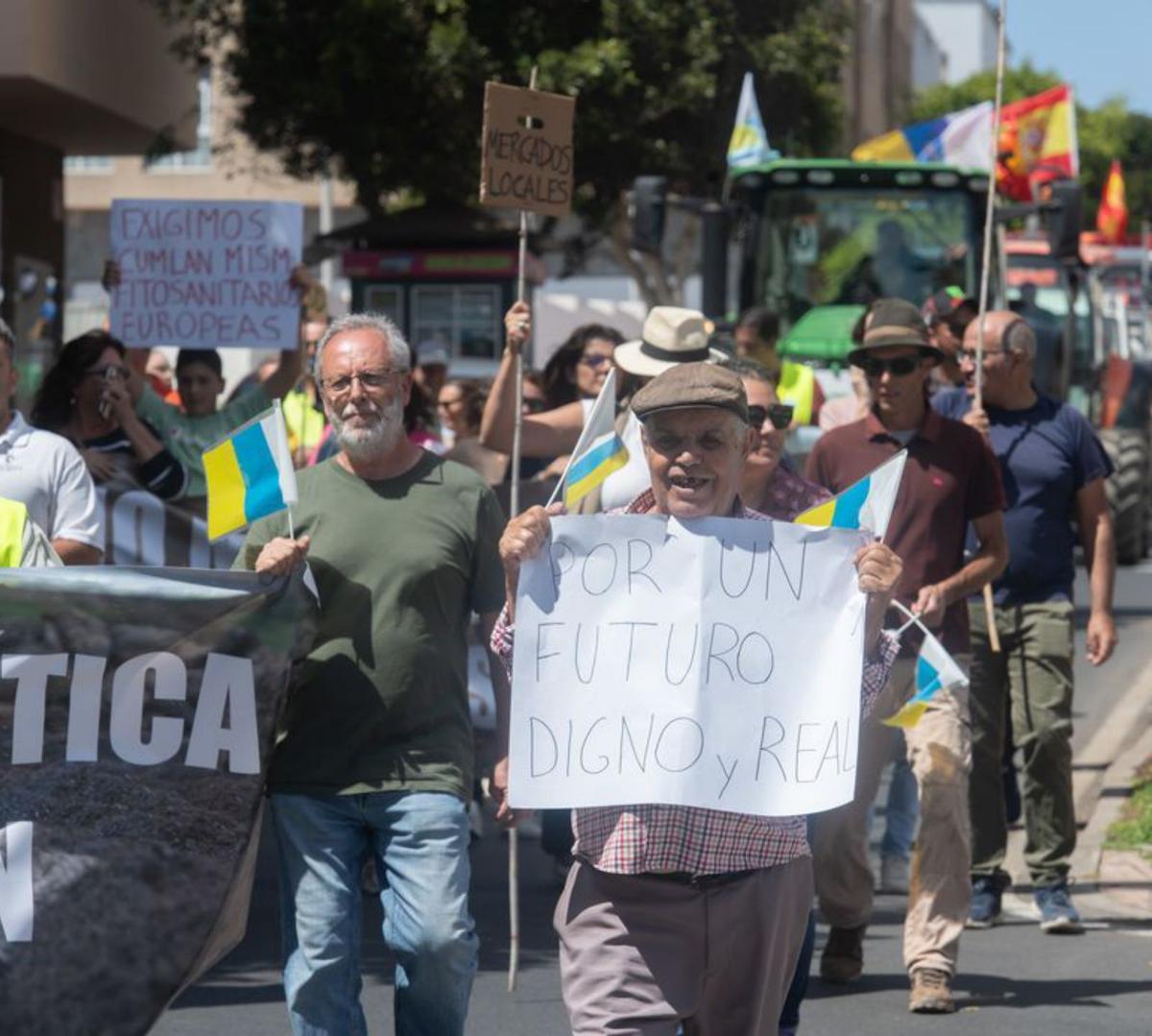 Agricultores y ganaderos critican su  grave situación y la línea con Tarfaya