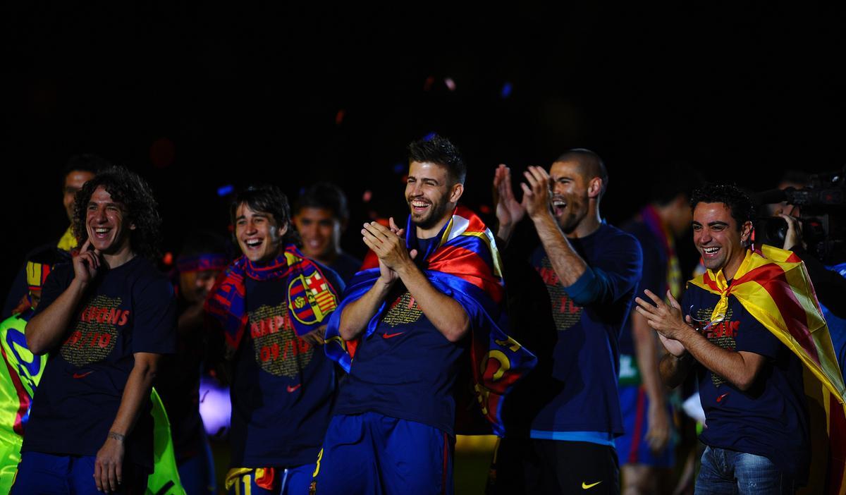 Piqué junto a Bojan, Valdés, Puyol y Xavi en la celebración del título de Liga, en junio de 2010.