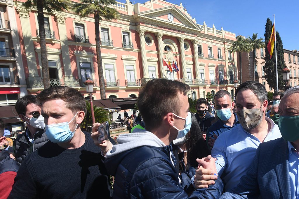 La plaza de la Catedral de Murcia se abarrota para recibir a Abascal