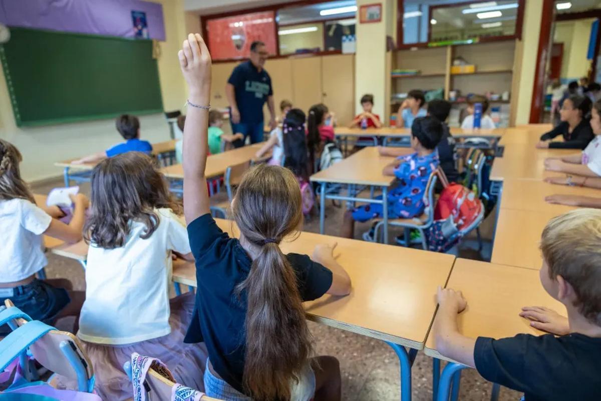 Una alumna levanta la mano durante una clase en un aula de Educación Primaria.