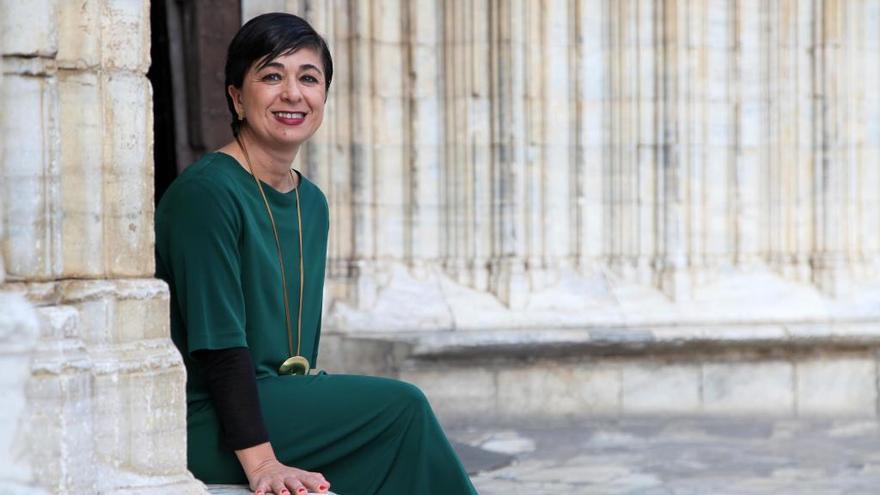 Sílvia Planas, fotografiada a la portalada de la Basílica