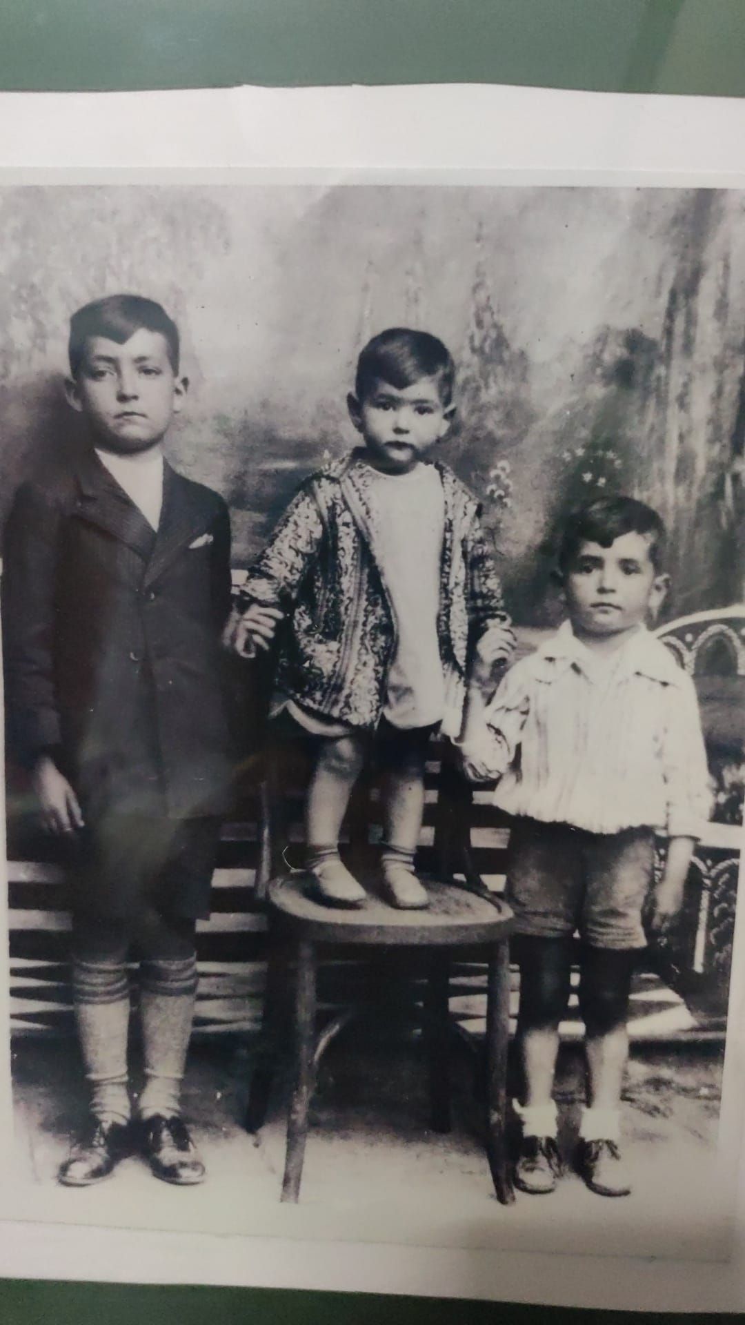 Octavio, el mayor de los hermanos, con Ramón, y su hermana, fallecida.jpeg
