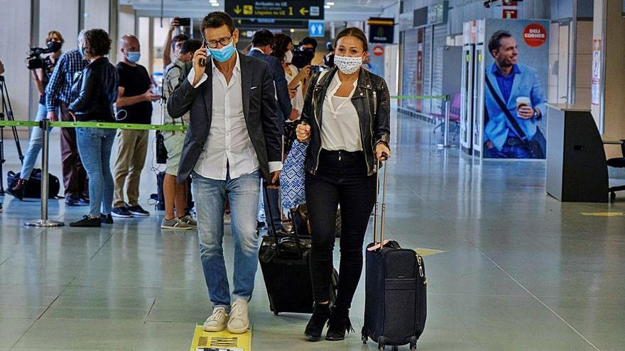 Turistas alemanes tras aterrizar en Ibiza, el miércoles.