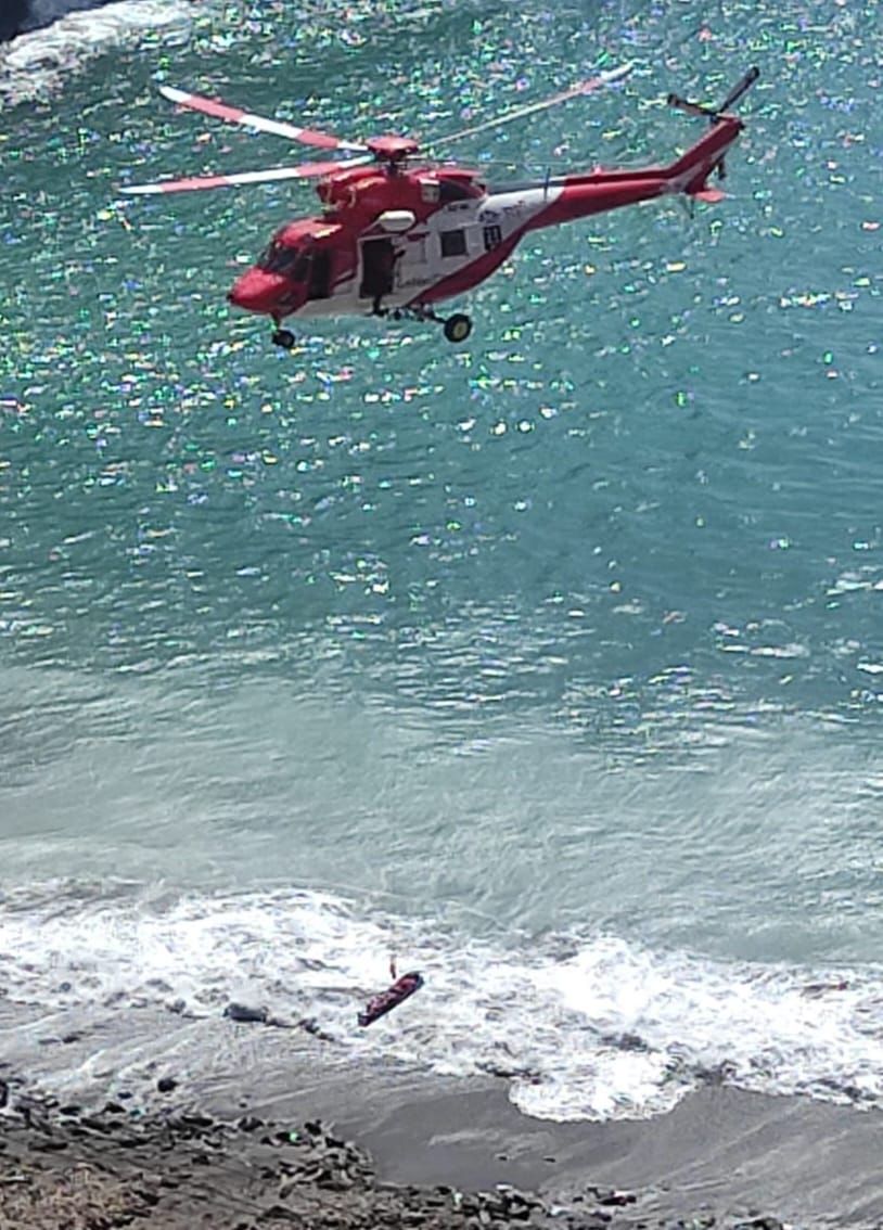 Una mujer sufre una caída en la playa de Tiritaña