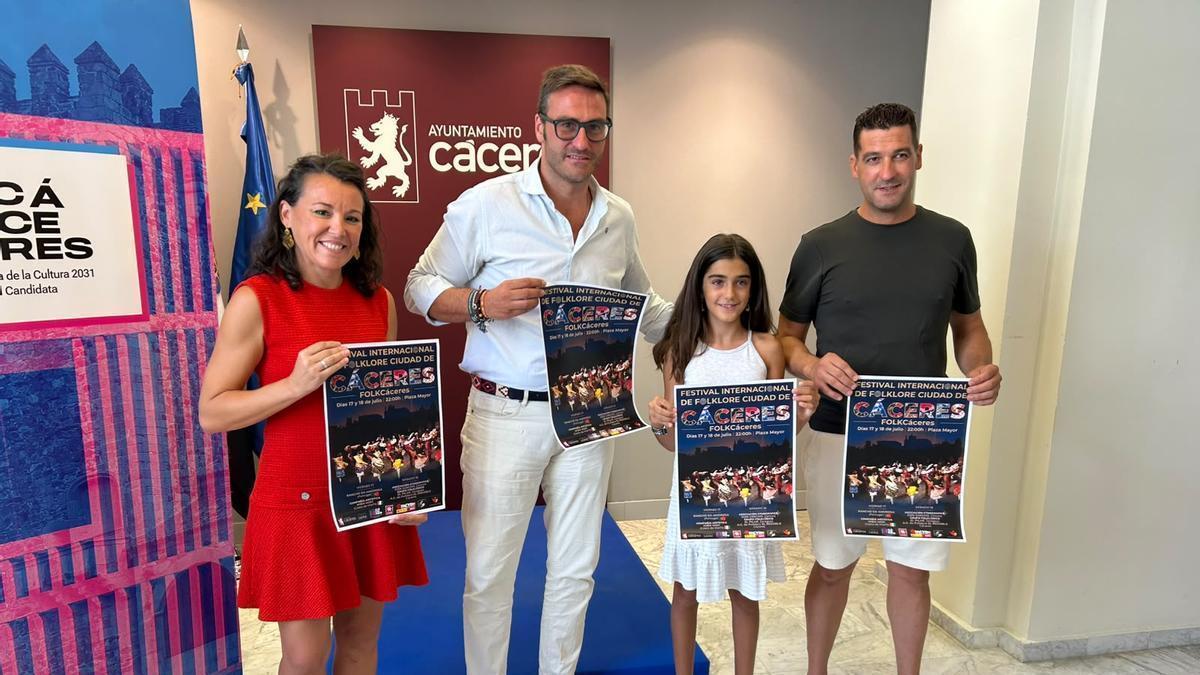 Presentación del Festival Internacional de Folklore Ciudad de Cáceres. Los días 17 y 18 de julio en la Plaza Mayor.