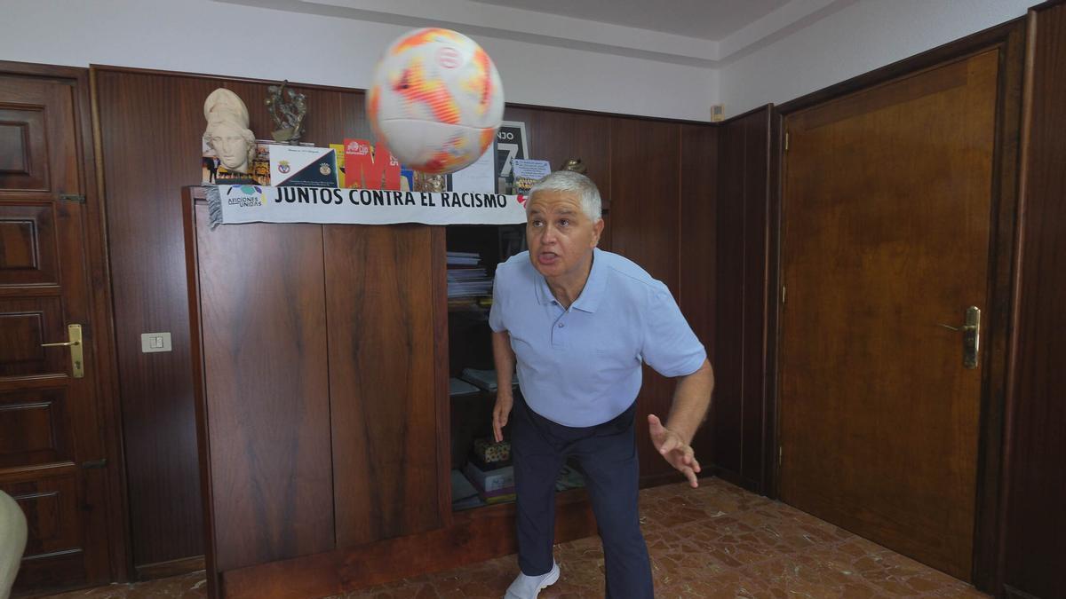 Juanjo Arencibia remata de cabeza un balón en su despacho.
